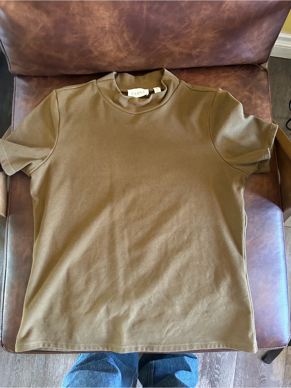 CYRUS essentials Short Sleeve Tee in Brown Size Medium Like New
